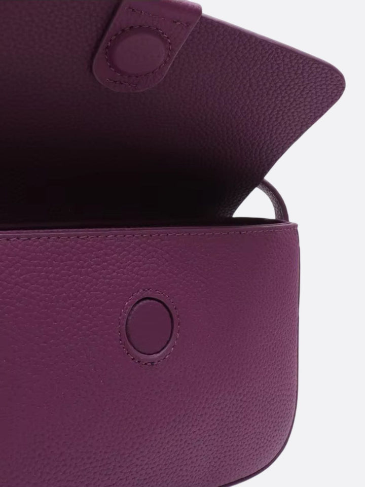Bolso de piel granulada con bandolera
