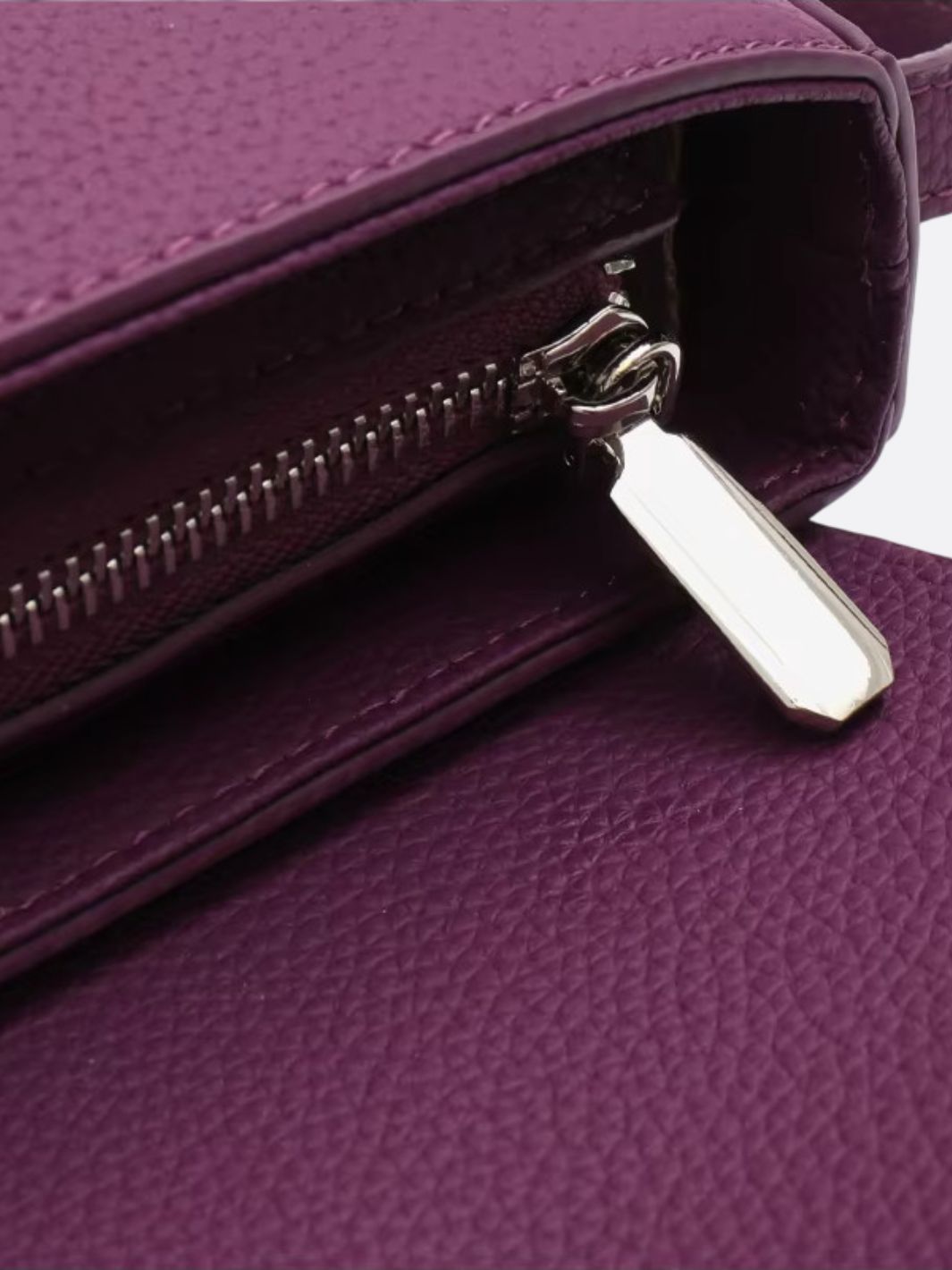 Bolso de piel granulada con bandolera