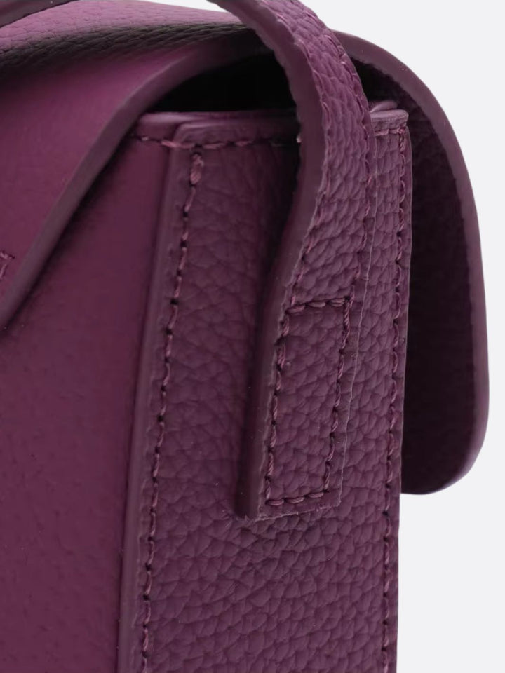 Bolso de piel granulada con bandolera