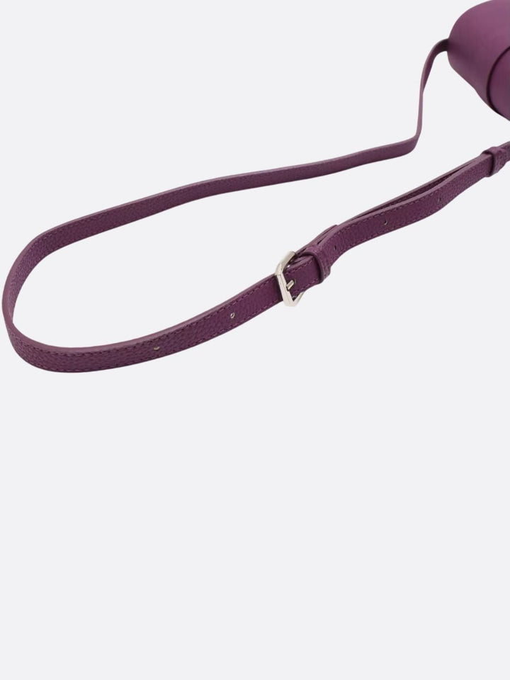 Bolso de piel granulada con bandolera